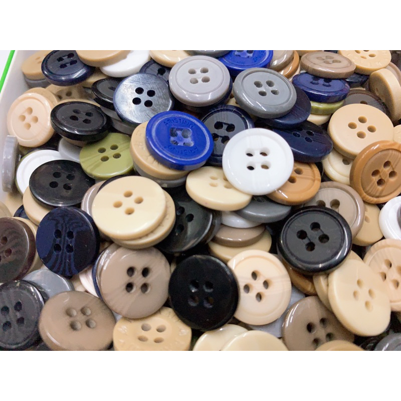 Nút quần tây 4 lỗ 16mm dày có chữ.