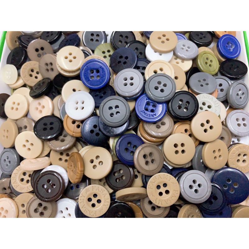 Nút quần tây 4 lỗ 16mm dày có chữ.