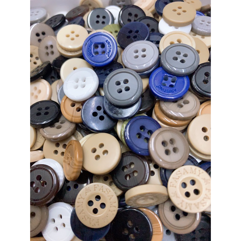 Nút quần tây 4 lỗ 16mm dày có chữ.