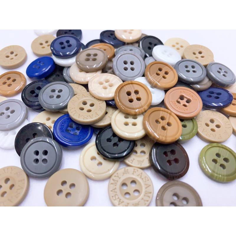 Nút quần tây 4 lỗ 16mm dày có chữ.