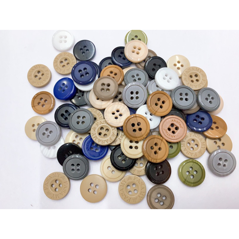 Nút quần tây 4 lỗ 16mm dày có chữ.