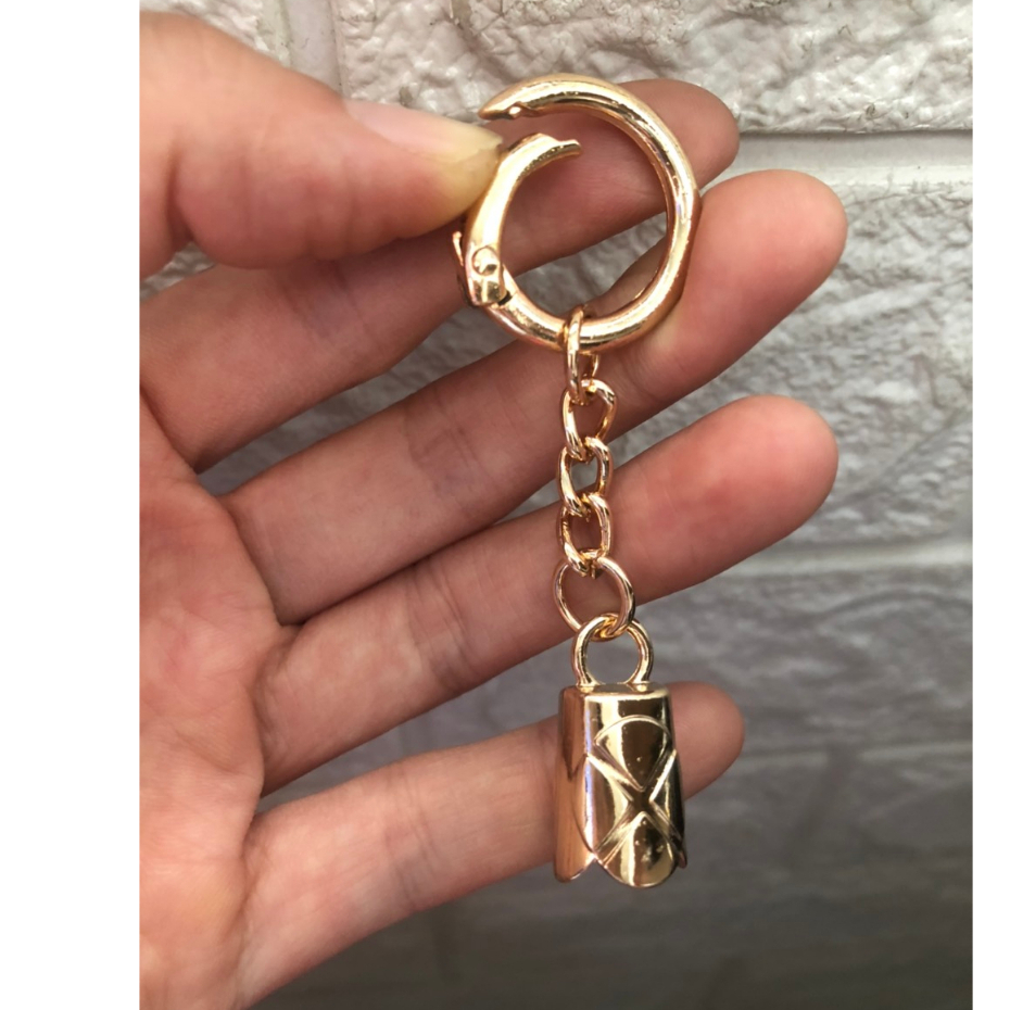 Móc treo Tua Rua (dùng để gắn tua rua, hoặc gắn các phụ kiện trang trí túi - cố định bằng vít vặn)