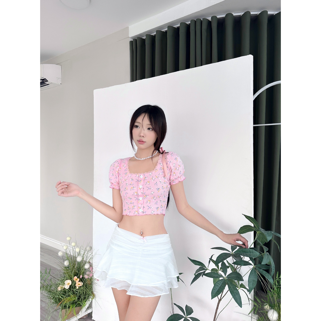 Áo thun croptop tay phồng hoa nhí gắn ren MONÁ - LAVIE