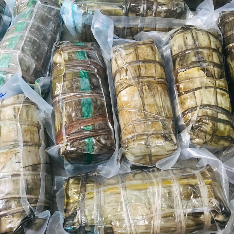 Bánh tét trà cuôn chay nhân chuối , đặc sản chính gốc Trà Vinh