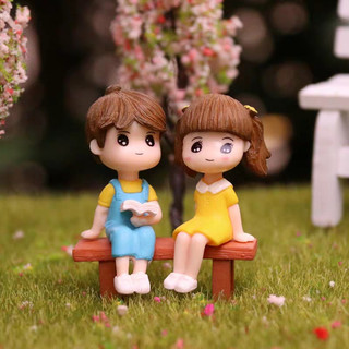 Tiểu cảnh trang trí – cặp đôi ngồi học bài (KÈM GHẾ) làm phụ kiện terrarium, sen đá, xương rồng, nhà mô hình, charm slim