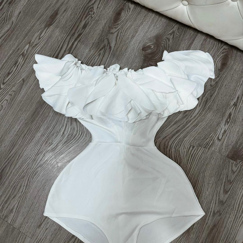 Bikini trễ vai bánh bèo siêu sang chảnh