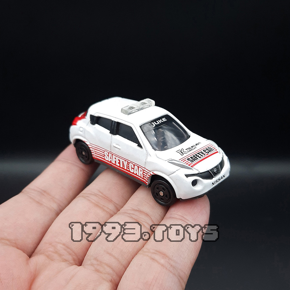 Xe mô hình tỉ lệ 1:64 Takara Tomy Tomica Toys R Us - Nissan Juke Safety Car