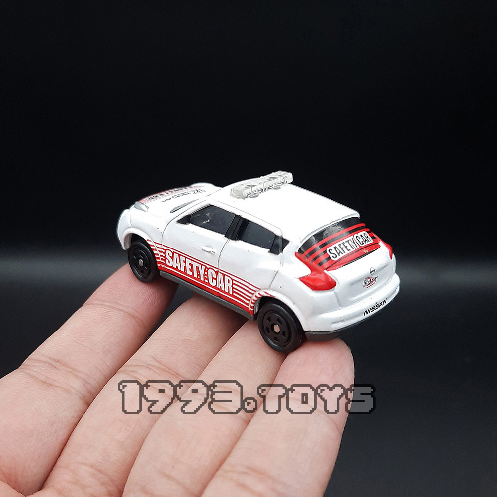Xe mô hình tỉ lệ 1:64 Takara Tomy Tomica Toys R Us - Nissan Juke Safety Car