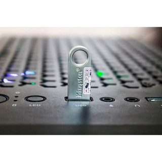 USB 2.0 KINGSTON DATATRAVERLER SE9 SẮT 64GB