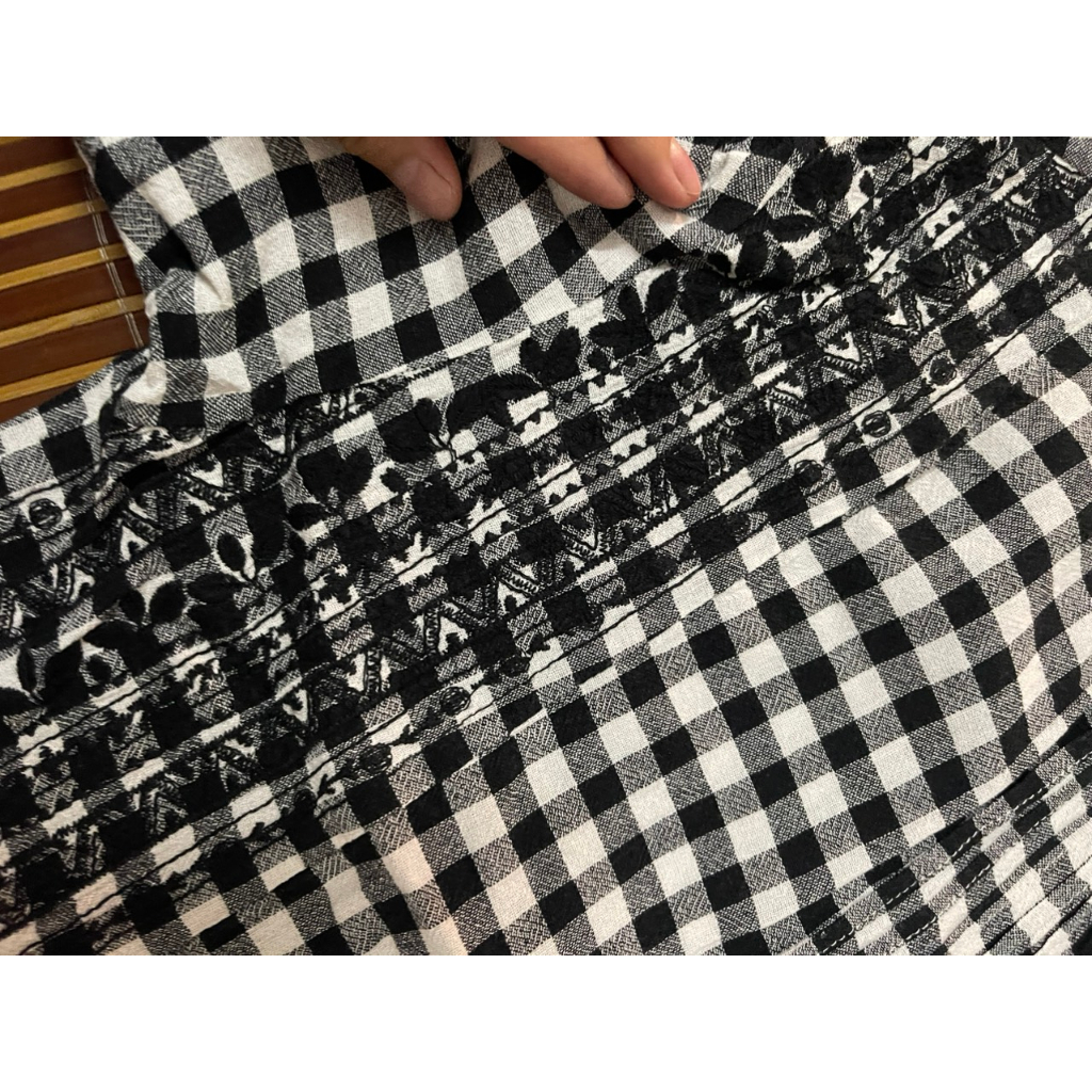 Đầm kẻ thêu gấu