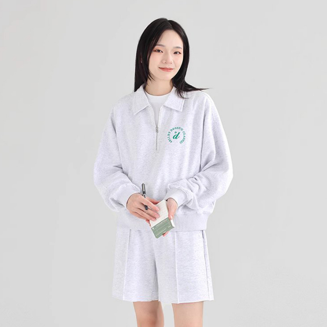 Áo sweater nỉ cổ bẻ Dessuu màu xám họa tiết chữ màu xanh lá