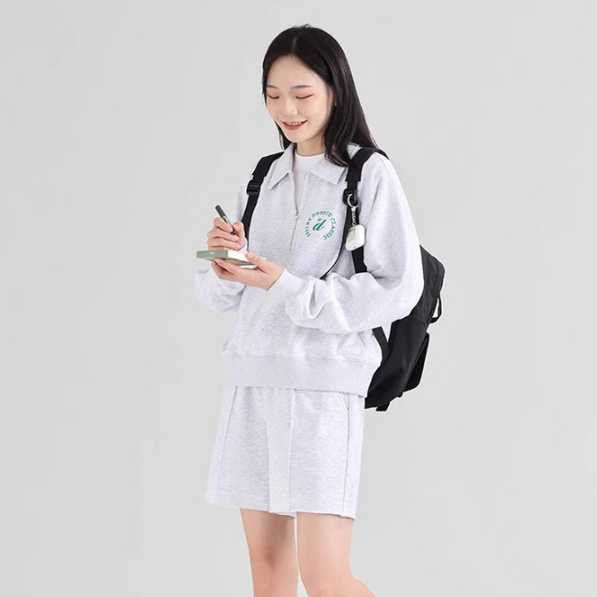 Áo sweater nỉ cổ bẻ Dessuu màu xám họa tiết chữ màu xanh lá