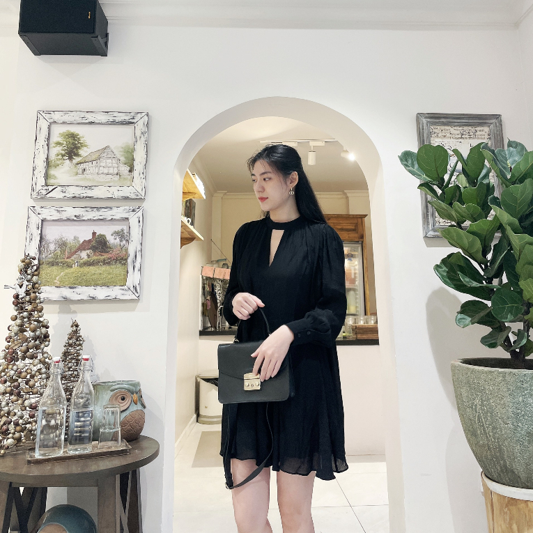 Váy babydoll thiết kế cổ chocker vải tơ nhăn