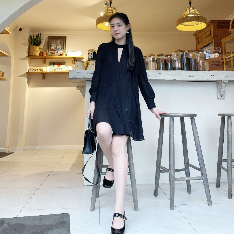 Váy babydoll thiết kế cổ chocker vải tơ nhăn
