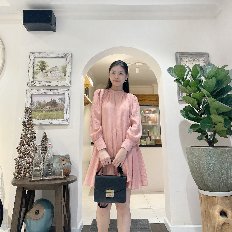 Váy babydoll thiết kế cổ chocker vải tơ nhăn