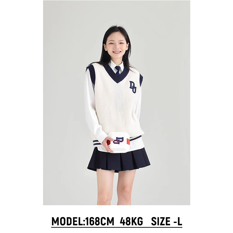 Áo Gile Dessuu chất liệu len màu kem họa tiết thêu chữ DU