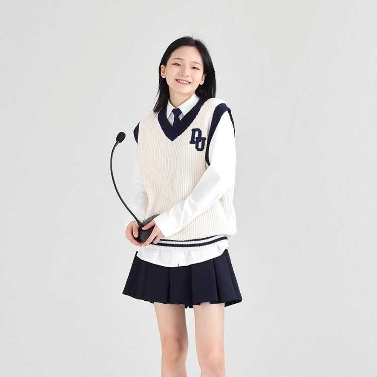 Áo Gile Dessuu chất liệu len màu kem họa tiết thêu chữ DU