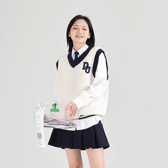 Áo Gile Dessuu chất liệu len màu kem họa tiết thêu chữ DU