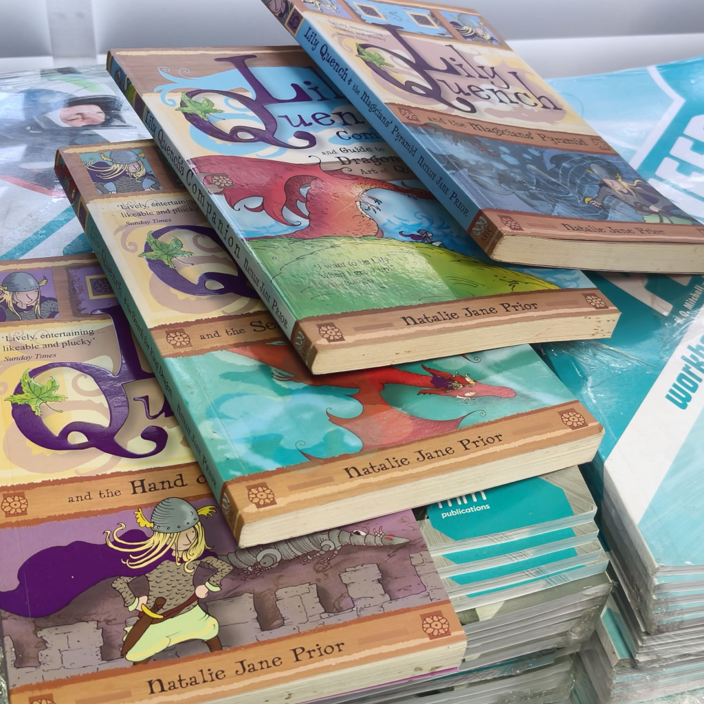 Sách - Tiểu thuyết tiếng Anh cho trẻ - Lily Quench Jane Prior