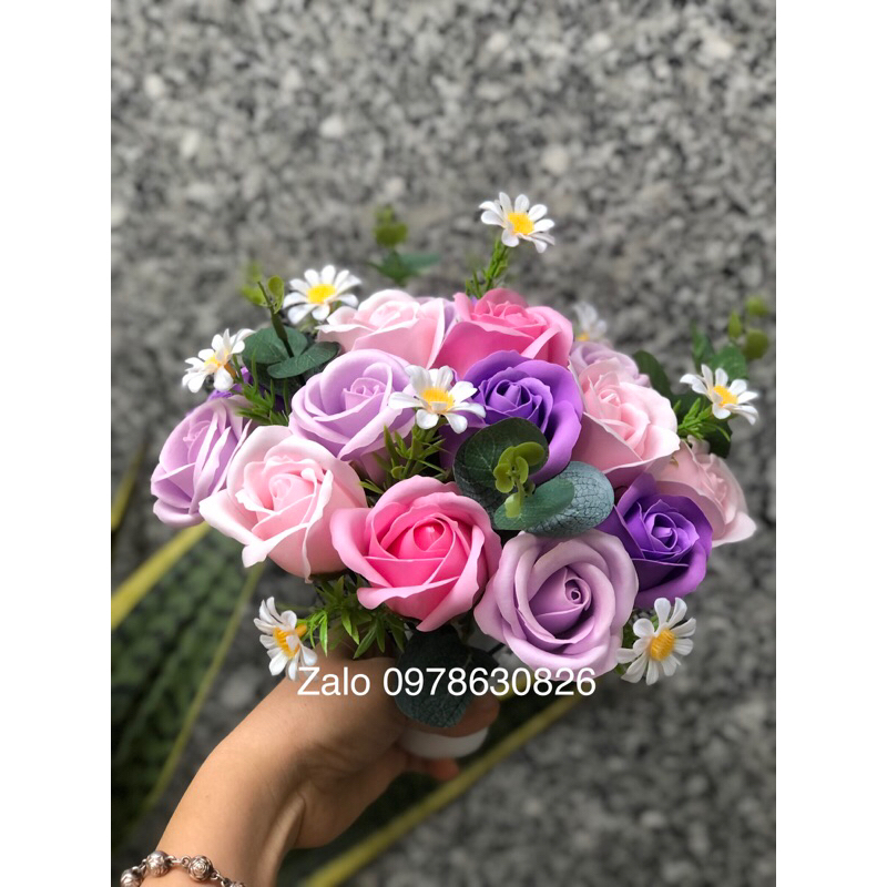 Bình hoa sáp thơm để bàn làm việc