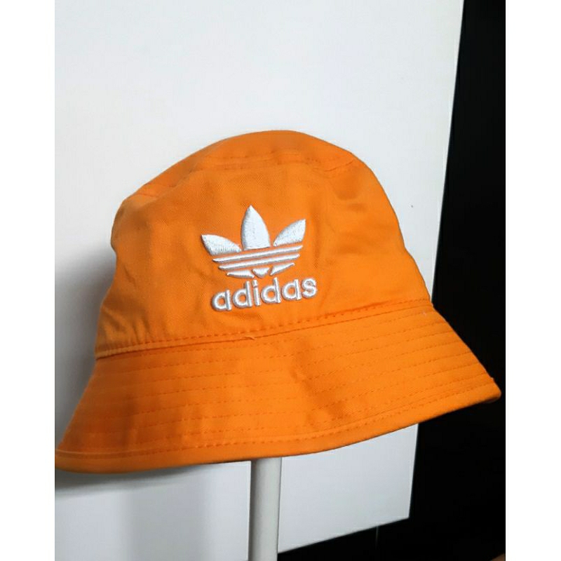 Mũ bucket và mũ lưỡi trai