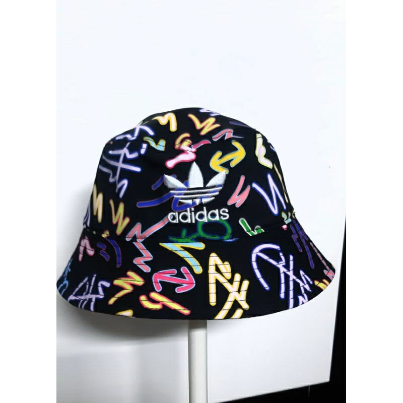 Mũ bucket và mũ lưỡi trai