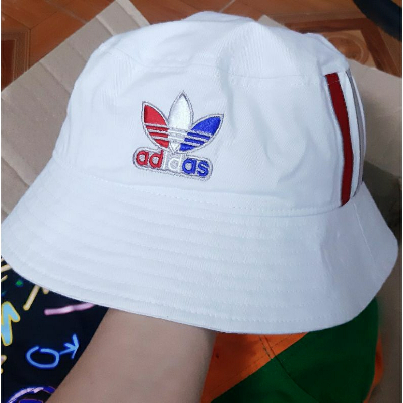 Mũ bucket và mũ lưỡi trai