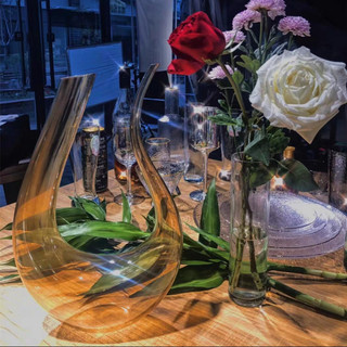 Ly rượu vang vàng và bình thở rượu vàng Decanter,ly thủy tinh cao cấp, màu hổ phách tinh tế và sang trọng,bình thiên nga