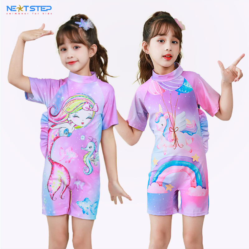 Đồ bơi bé gái, liền thân tay ngắn chất vải co giãn bao gồm nón bơi họa tiết kỳ lân phù hợp cho bé từ 14kg đến 30kg
