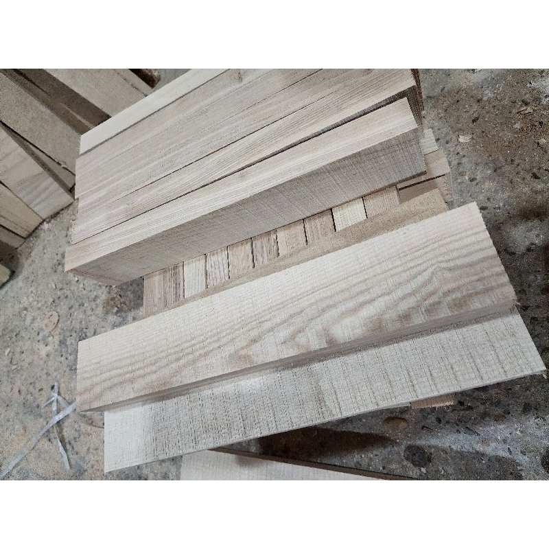 Gỗ Tần Bì làm cán Rìu, cán Búa, kích thước 40x7x2,9cm