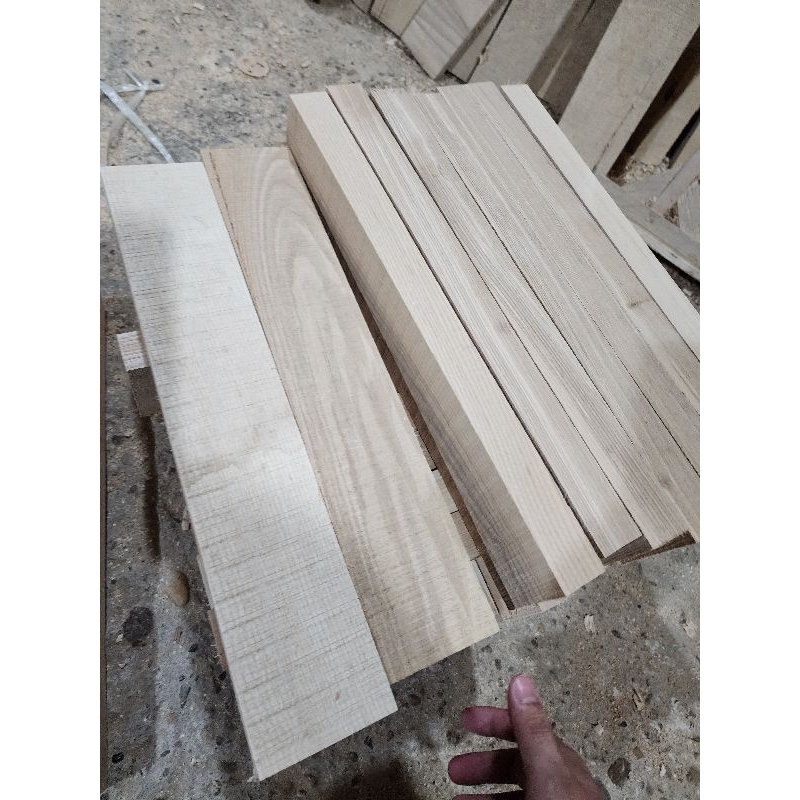 Gỗ Tần Bì làm cán Rìu, cán Búa, kích thước 40x7x2,9cm
