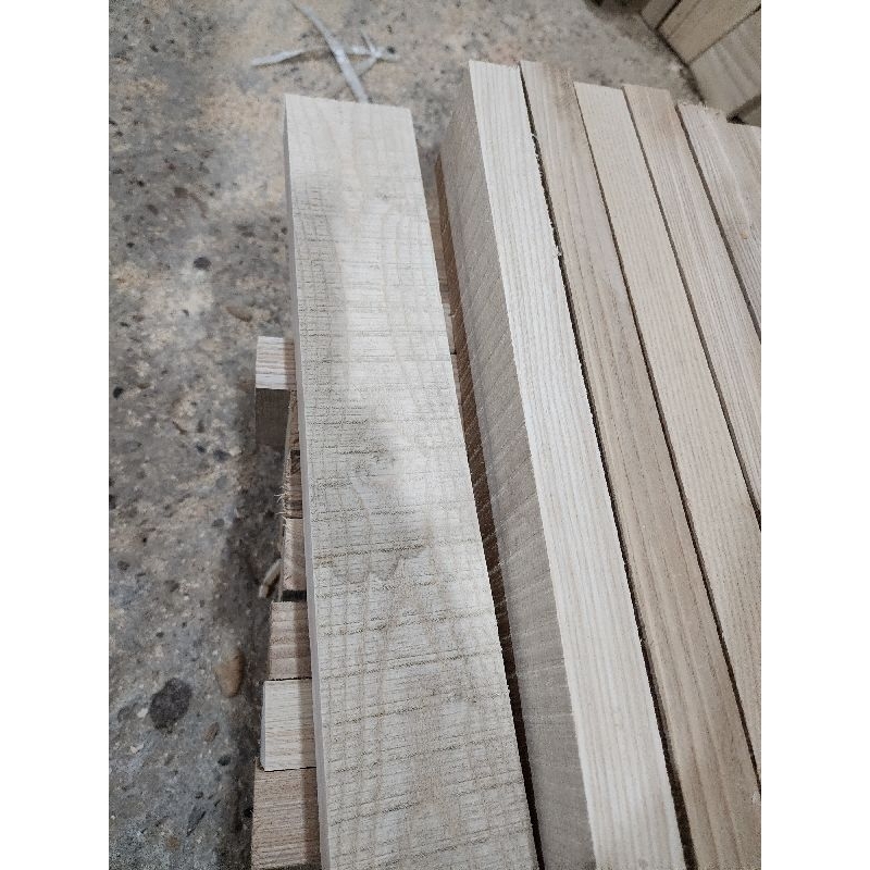 Gỗ Tần Bì làm cán Rìu, cán Búa, kích thước 40x7x2,9cm