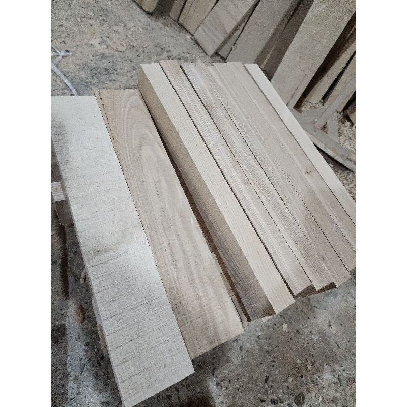 Gỗ Tần Bì làm cán Rìu, cán Búa, kích thước 40x7x2,9cm