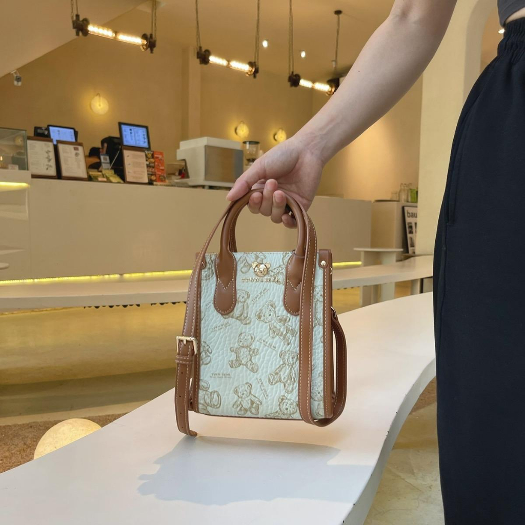 Túi Xách Tote Đeo Chéo Tặng Charm Hoạ Tiết Gấu lớn