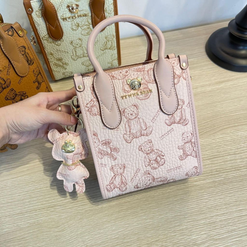 Túi Xách Tote Đeo Chéo Tặng Charm Hoạ Tiết Gấu lớn