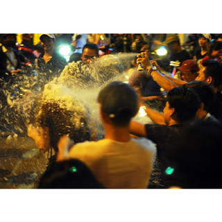 Bình Xịt Tuyết Sinh Nhật, Party