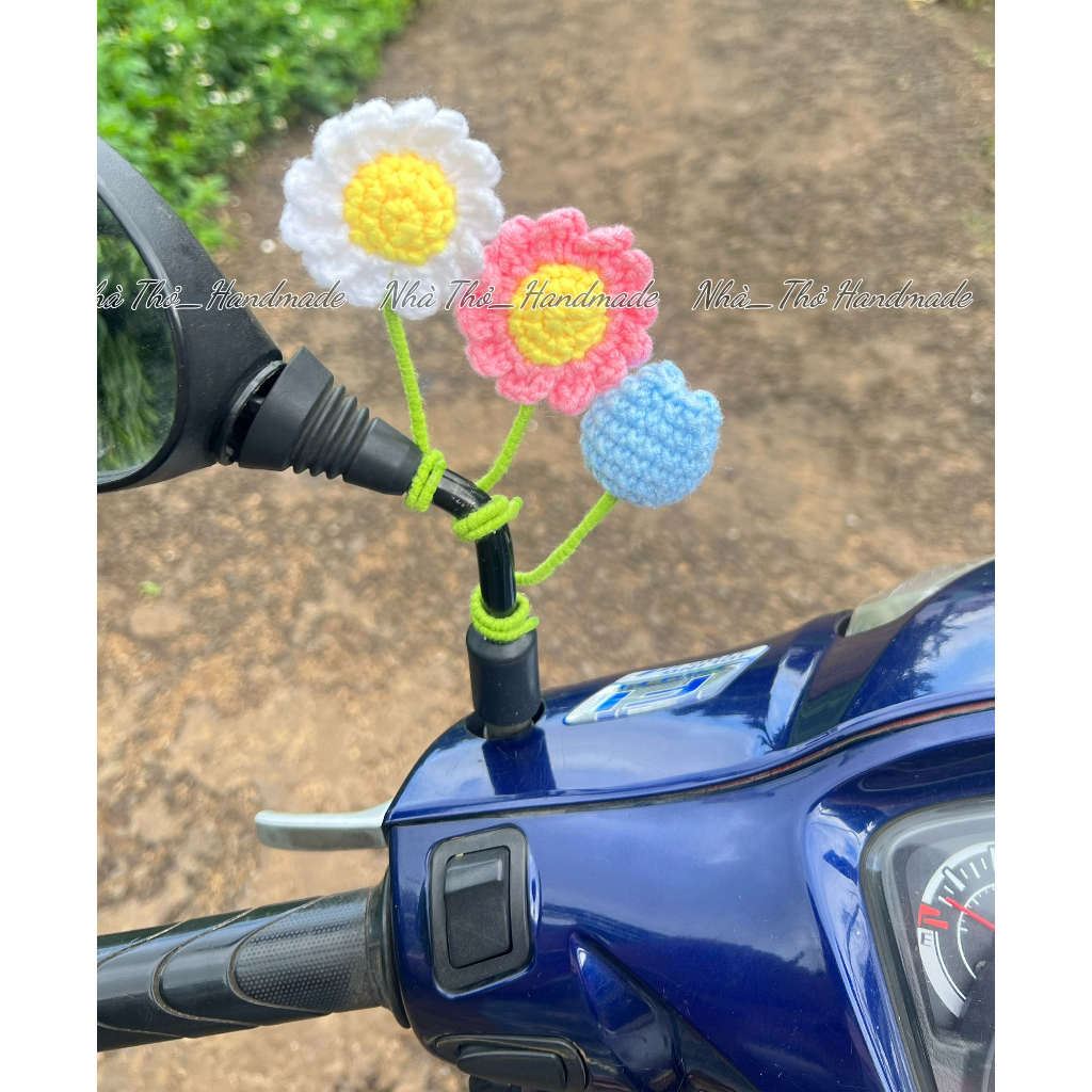 Bông hoa handmade bằng len gắn xe, treo xe, trang trí kính hậu dễ thương