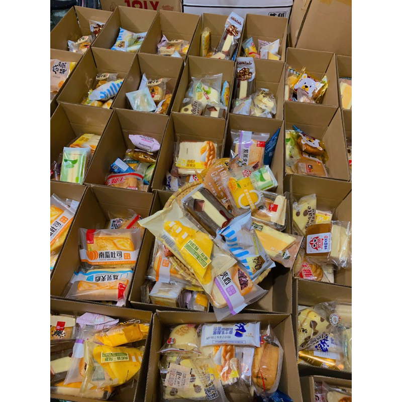 Bánh mix nội địa thùng 500g . Ngày in trên bánh là lô sxuat. HSD 3-6 tháng.