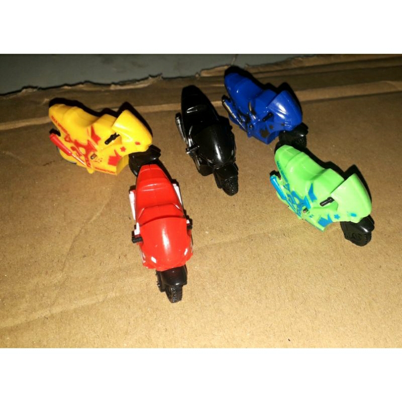 Một chiếc siêu xe mô tô mini bằng nhựa chạy bánh đà rất đẹp 2020