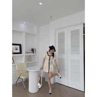 Váy dạ viền đen cúc ngọc 212