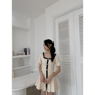 Váy dạ viền đen cúc ngọc 212