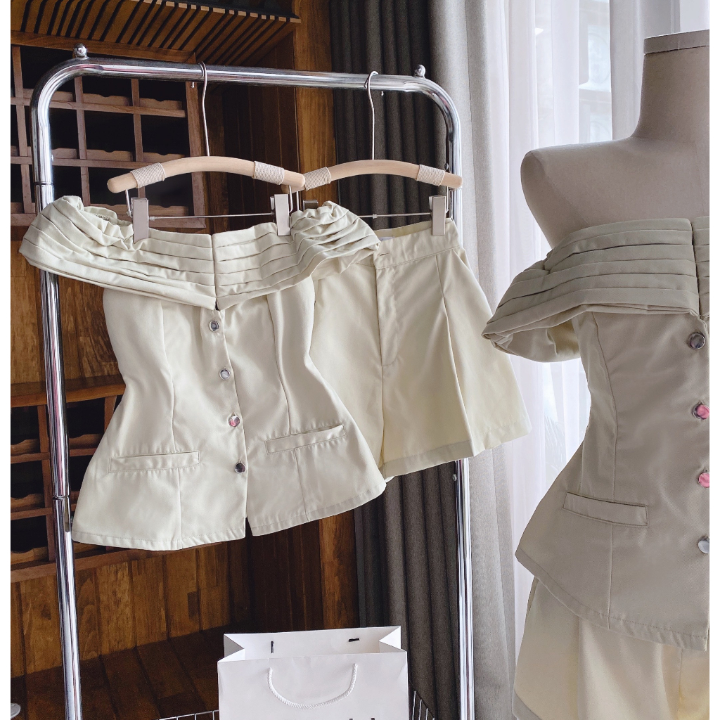 Set áo bẹt vai nút bọc, quần short kem