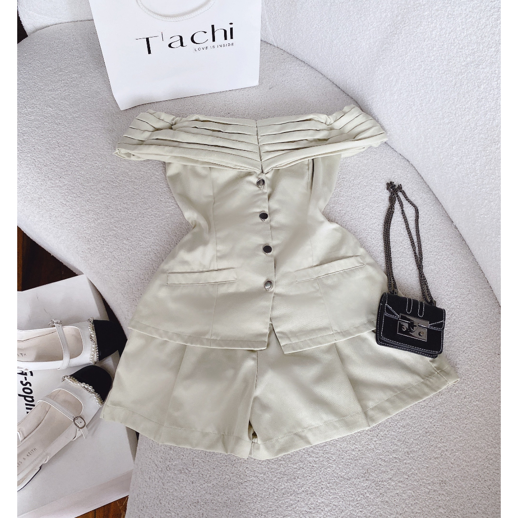 Set áo bẹt vai nút bọc, quần short kem