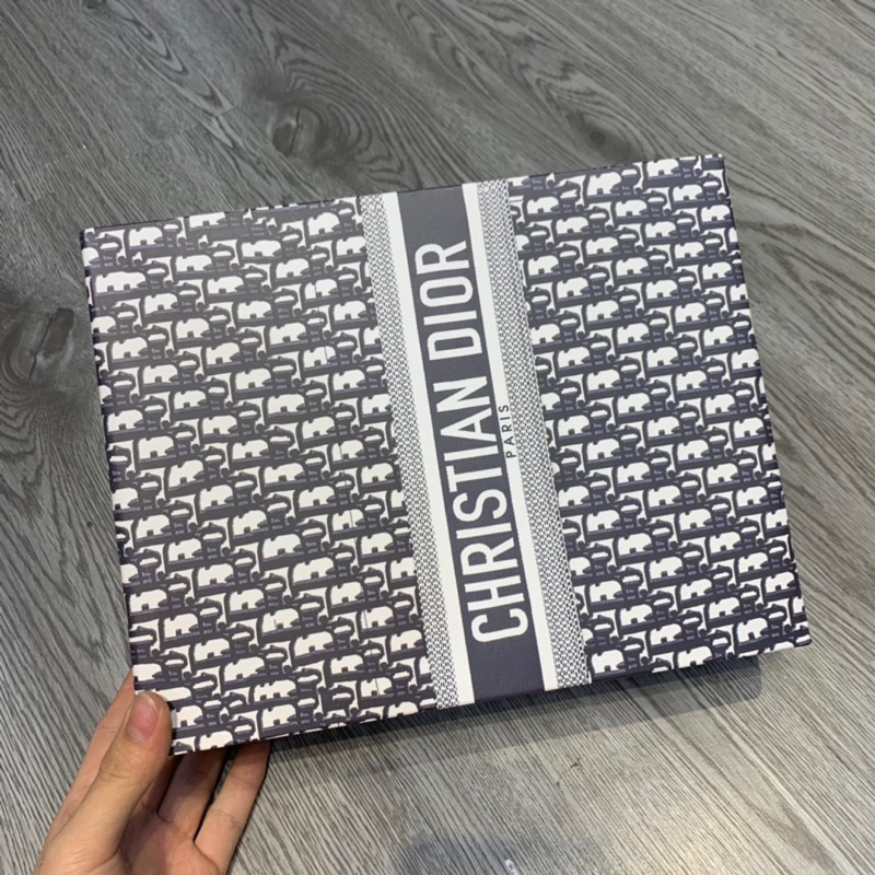 Hộp đựng áo fullbox kèm bill thẻ dành cho khách mua áo.