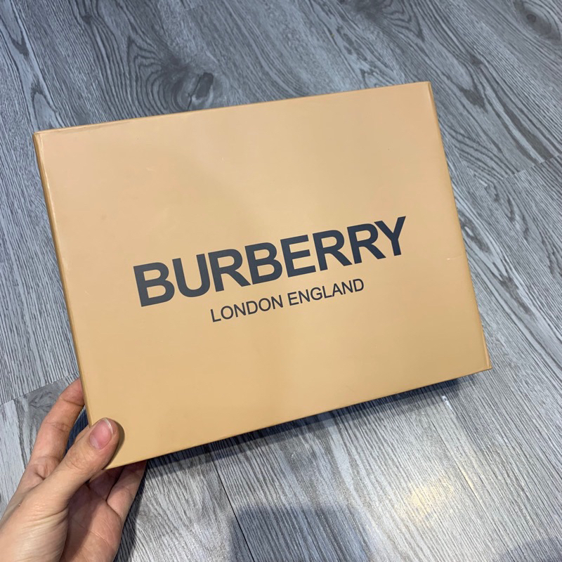 Hộp đựng áo fullbox kèm bill thẻ dành cho khách mua áo.