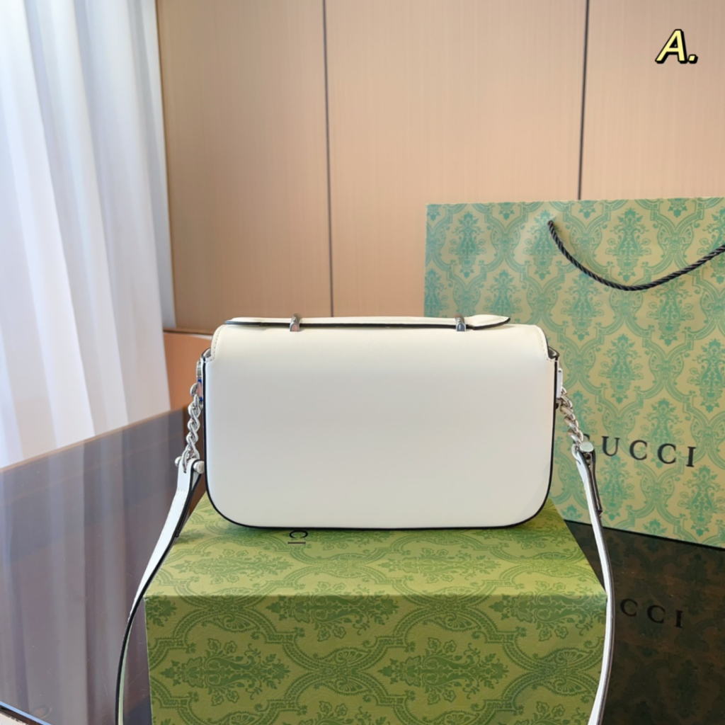 Túi da Gucci Petite GG đeo chéo form cứng