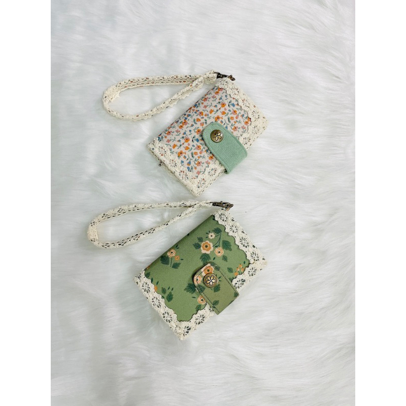 🍀Ví đeo tay , dáng đứng đựng tiền thẳng , thẻ ATM , hoạ tiết hoa nhí dễ thương ( HandMade) 🌿