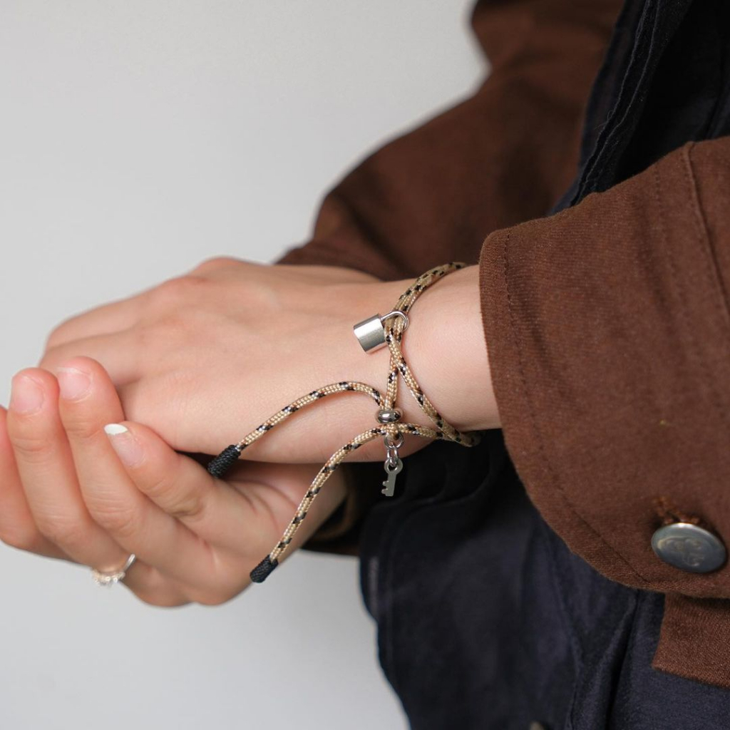 Vòng tay Khóa Trái