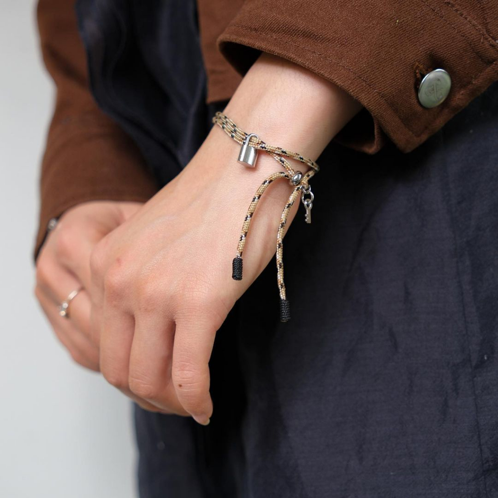 Vòng tay Khóa Trái