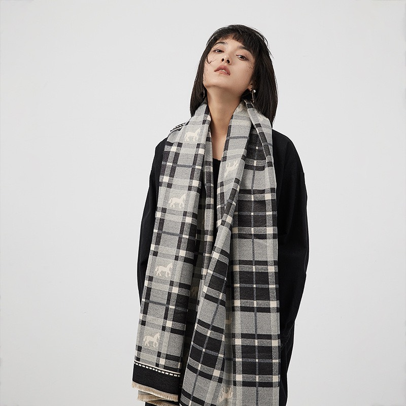 KHĂN CHOÀNG MÙA ĐÔNG HỌA TIẾT Ô VUÔNG ĐAN XEN